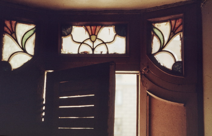 Витражи над входной дверью петербургского дома на Лахтинской ул., 20. Фото К. Севастьянова, 1990-е
