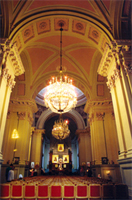 Интерьер Троицкого собора. В глубине алтарное окно (закрыто органом), на котором был витраж «Троица».