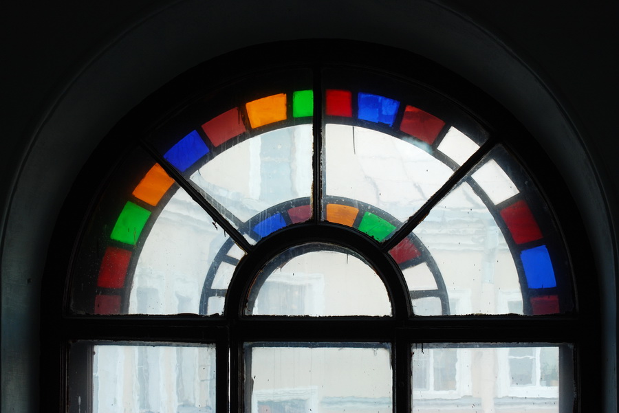 Разноцветное окно в Петербурге по адресу Большой пр. П.С., д. 6. Фото С. В.Васильева, 2020