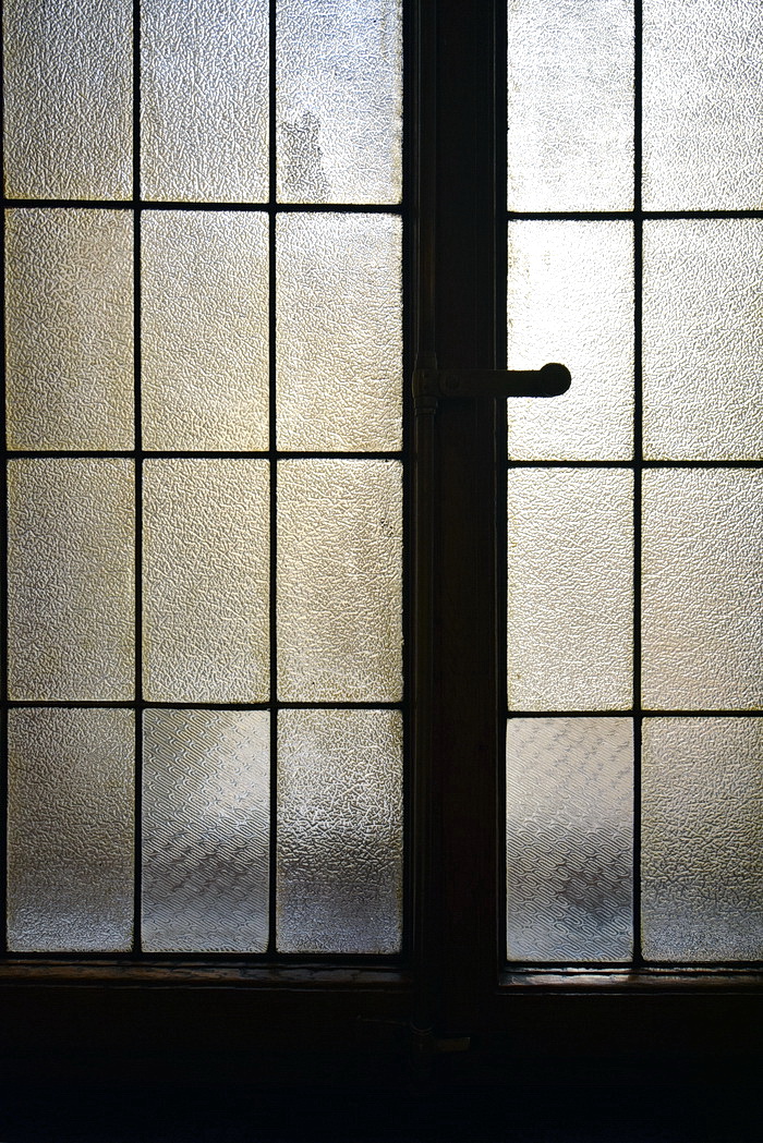 Окна с витражами в здании Азовско-Донского банка в Петербурге на Большой Морской ул., 3-5. Фото 2022