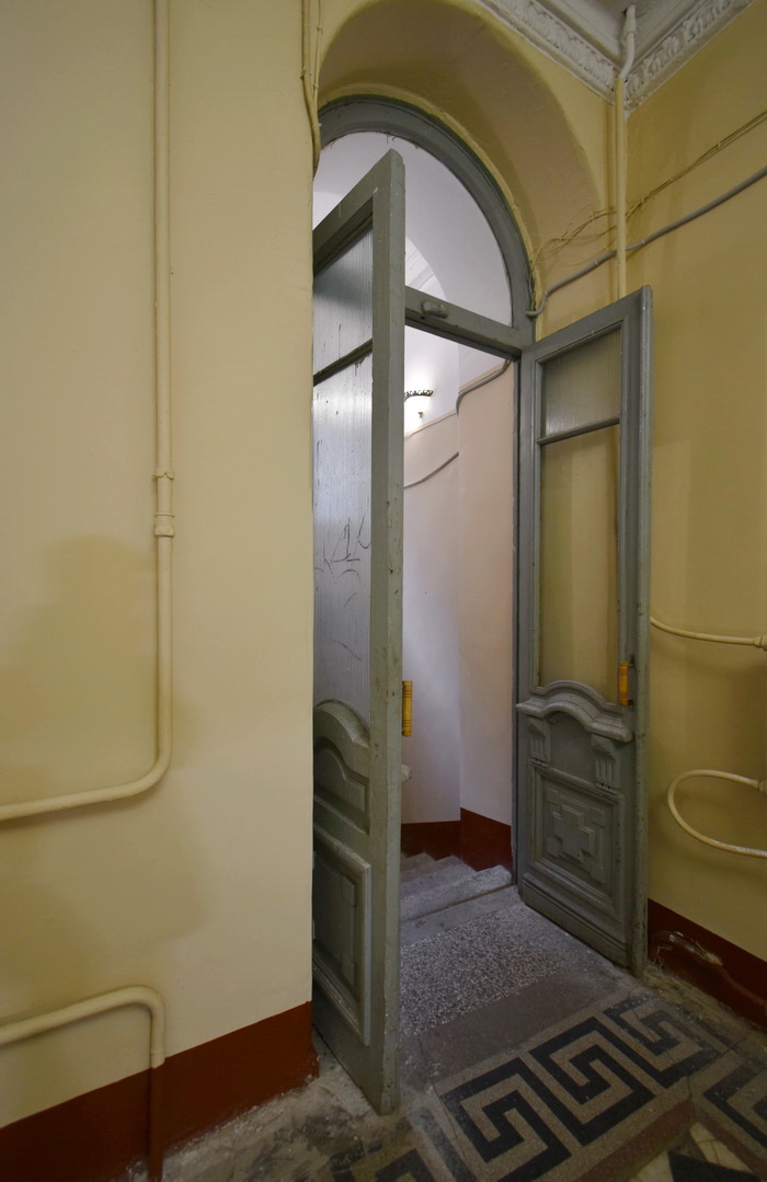Двери с рифленым стеклом в доходном доме в С.-Петербурге по адресу ул. Чехова, 3. Фото 2022