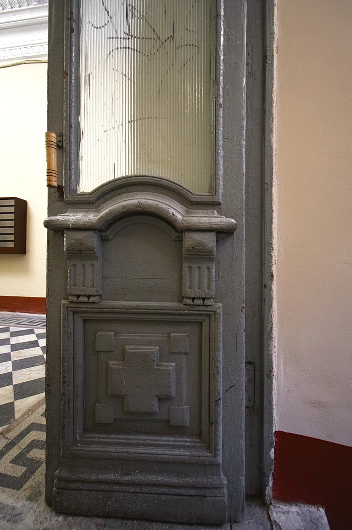 Двери с рифленым стеклом в доходном доме в С.-Петербурге по адресу ул. Чехова, 3. Фото 2022