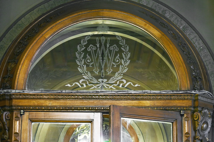 Гравированное стекло XIX в. во дворце в Петербурге по адресу Дворцовая наб., 26. Фото 2022