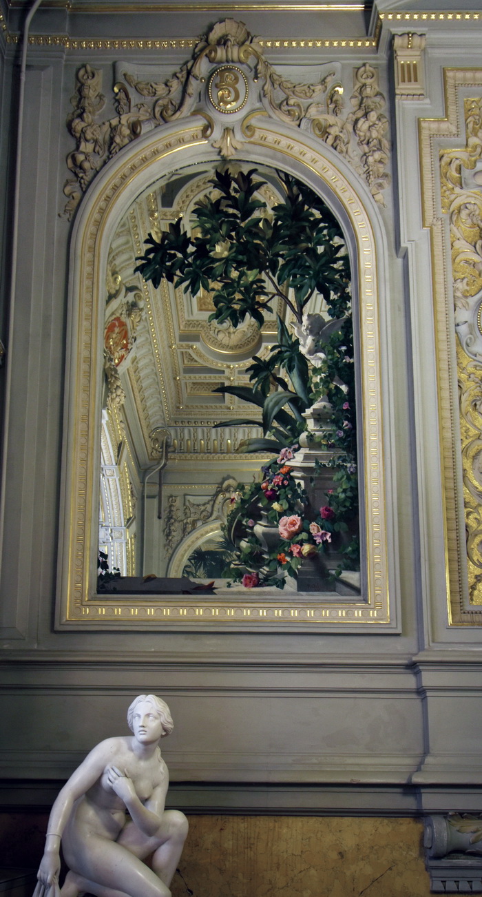 Зеркала с росписью XIX в. во дворце в С.-Петербурге по адресу Дворцовая наб., 26. Фото 2022