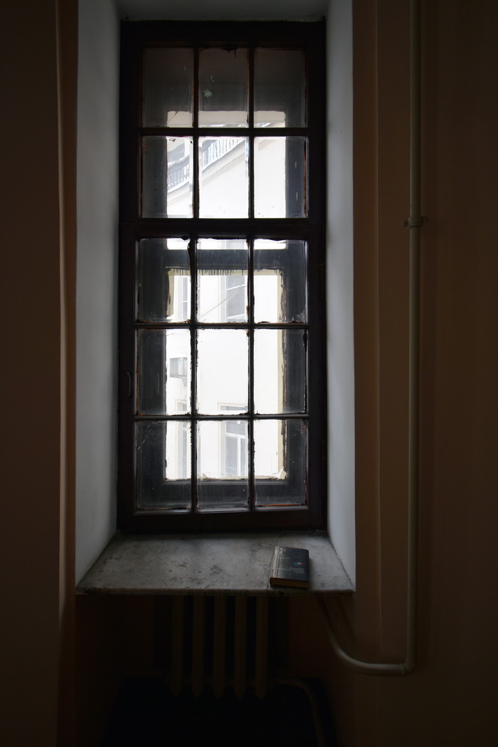 Фацетное остекление в окнах доходного дома в Петербурге по адресу Гороховая ул., 4. Фото 2021