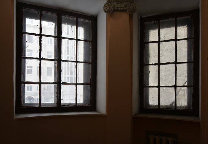 Фацетное остекление в окнах доходного дома в Петербурге по адресу Гороховая ул., 4. Фото 2021