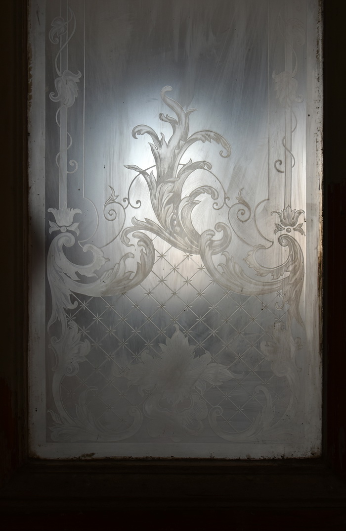Двери с травлением на стеклянной филенке в доходном доме Ю.Б.Бака в Петербурге на Кирочной ул., 24. Фото 2021