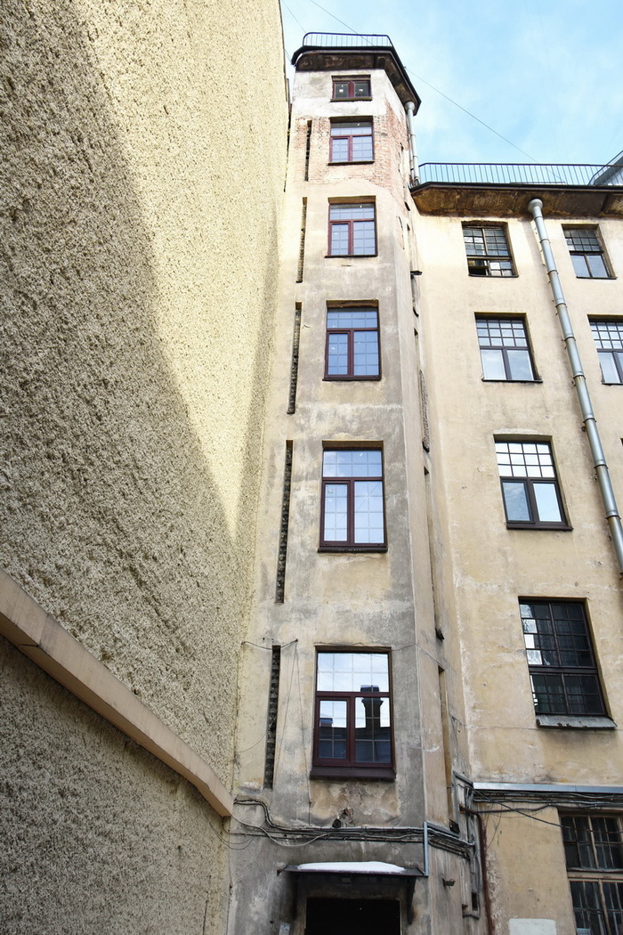 Окна со стеклянными кирпичами Фальконье в Петербурге по адресу Ковенский пер, 23-ул. Радищева, 10. Фото 2024