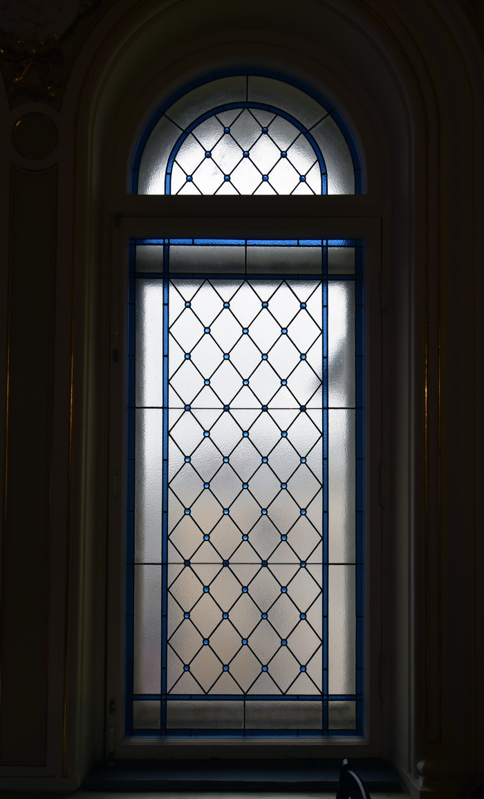 Витражные окна в зрительном залее Капеллы в Петербурге по адресу наб. р. Мойки, 20. Фото 2019