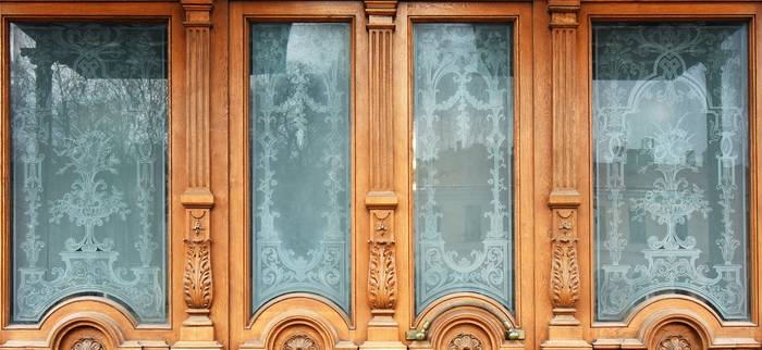 Двери с травлеными филенками в Петербурге по адресу наб.р. Мойки, 59 / Невский пр., 15. Фото 2022