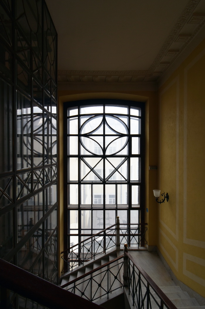 Вертикальное окно в доме Юнкер и К в Петербурге на Невском пр., 12. Фото 2021