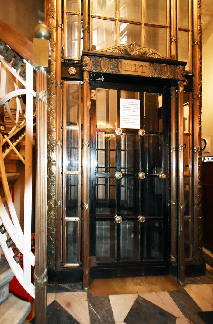 Стеклянный лифт в доме Мертенса в Петербурге по адресу Невский пр., 21. Фото 2022