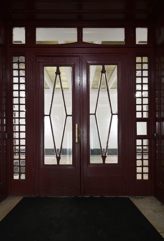 Двери с фацетным стеклом в здании Второго общества Взаимного кредита в Петербурге на Садовой ул., 34. Фото 2022