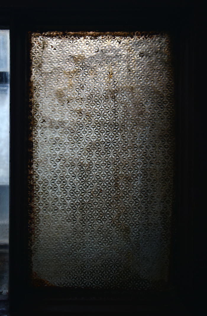 Большой пр., д. 106 / наб. р. Карповки, д. 8. Доходный дом с сохранившимся историческим фактурным остеклением. Левая парадная, 6-7 этаж, фрагмент фактурного стекла 