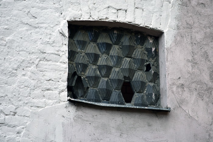 Окна со стеклоблоками Фальконье на фасаде доходного дома Урвича. Фото 2020