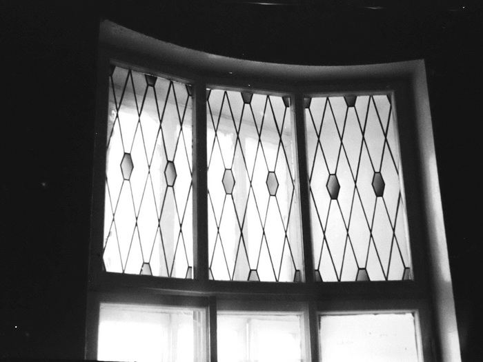 Витраж в окне петербургского доходного дома по адресу Большой пр. ПС., д. 77. Фото Т. В.Княжицкой 1992 г.