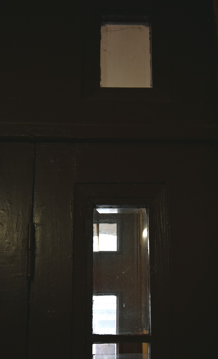 Гатчинская улица, д. 12. Фацетное остекление внутренней двери тамбура. Правая створка двери
