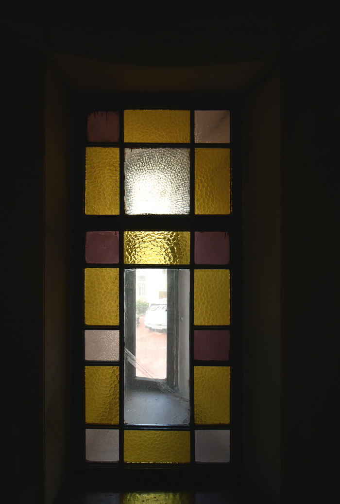 Цветное фактурное стекло в окнах дома по адресу Рыбацкая ул., 10, Петербург. Фото 2019