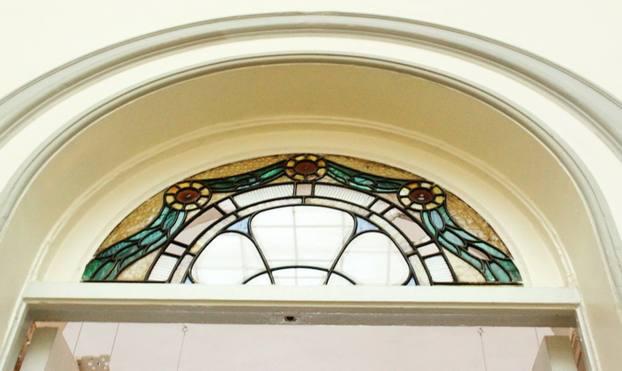 11-я линия, 18. Витраж с фацетными и цветными стеклами над дверью 2-го этажа. Фото 2012