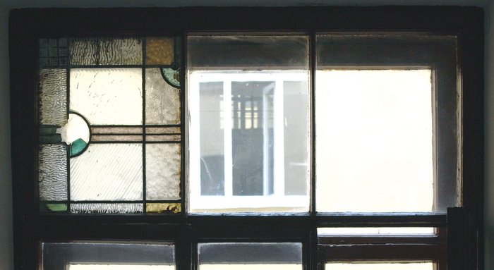 18-я линия, 23. Окно 4 этажа с фрагментом витража. Фото 2019