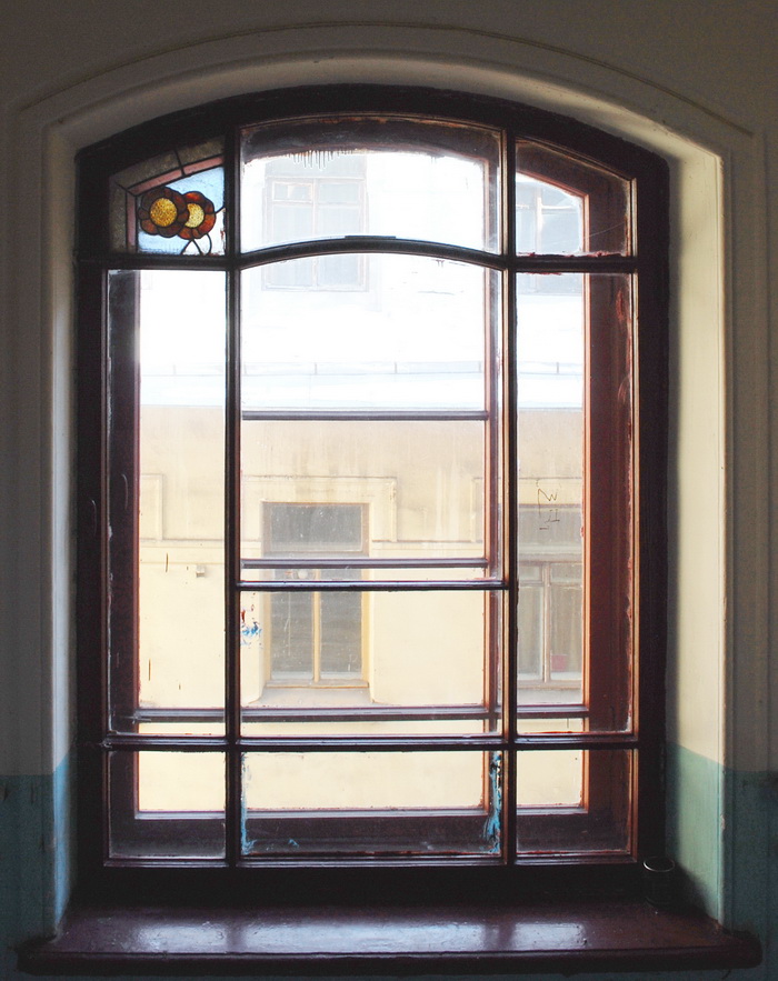 18-я линия, 9. Окно с остатками витража на площадке 4-5 этажа. Фото 2020