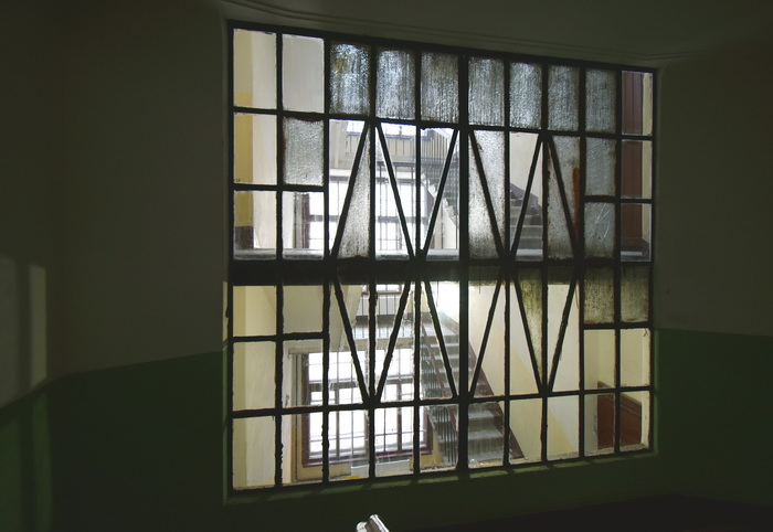 20-я линия, д. 13. Перегородка с фактурным стеклом начала ХХ века на площадке 3-4 этажа в левом подъезде № 2. Фото 2020