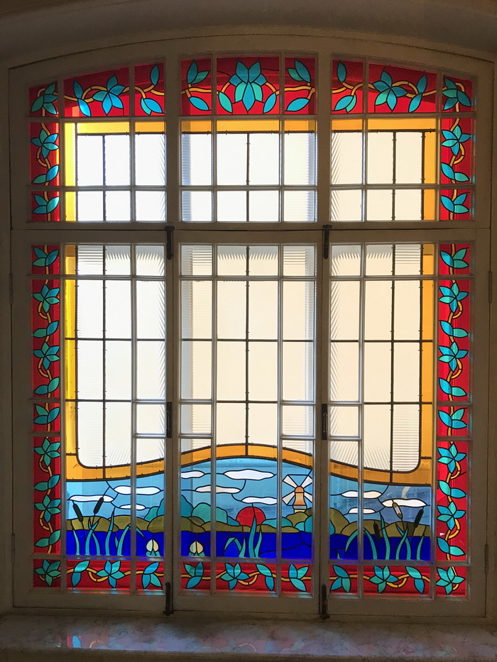 3-я линия, 52 к. 1. Витражное окно на площадке 1-2 этажа. ХХI век. Фото 2019