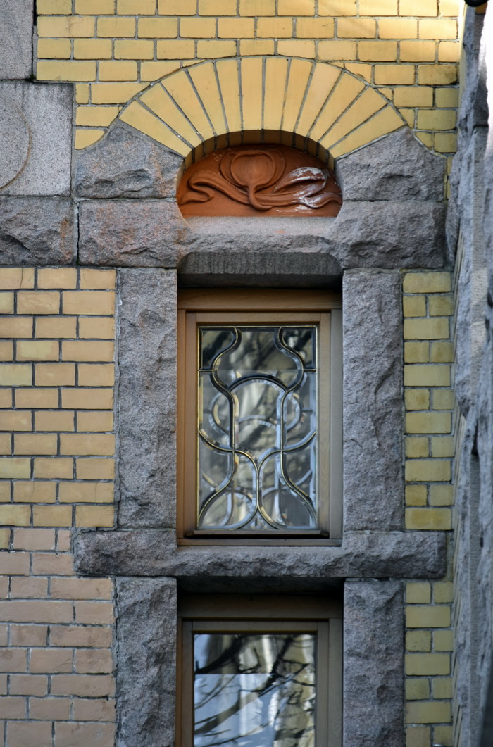 4-я линия, 9. Витражи в особняке П.П. Форостовского. Витражи в окнах в торцах эркера на 2 этаже. Фото 2020