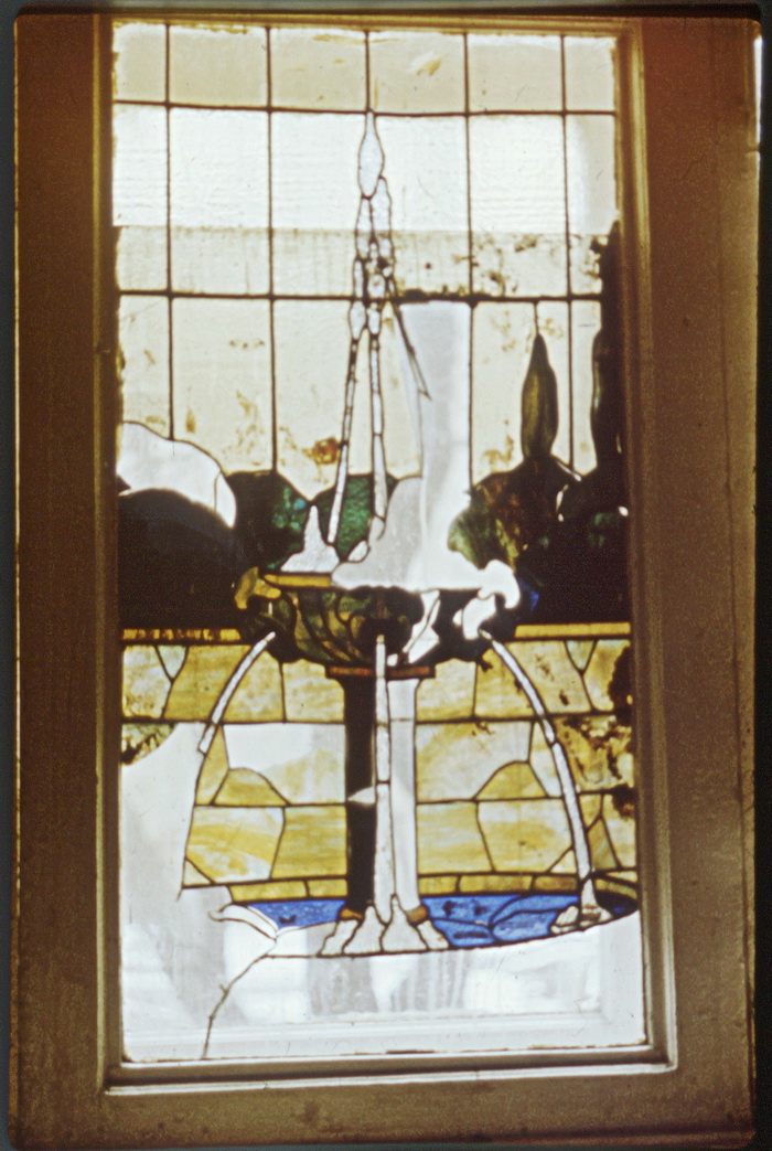 5-я линия, 60. Витраж с изобажением фонтана на 1 этаже. Фото 1990-х из архива К. Севастьянова