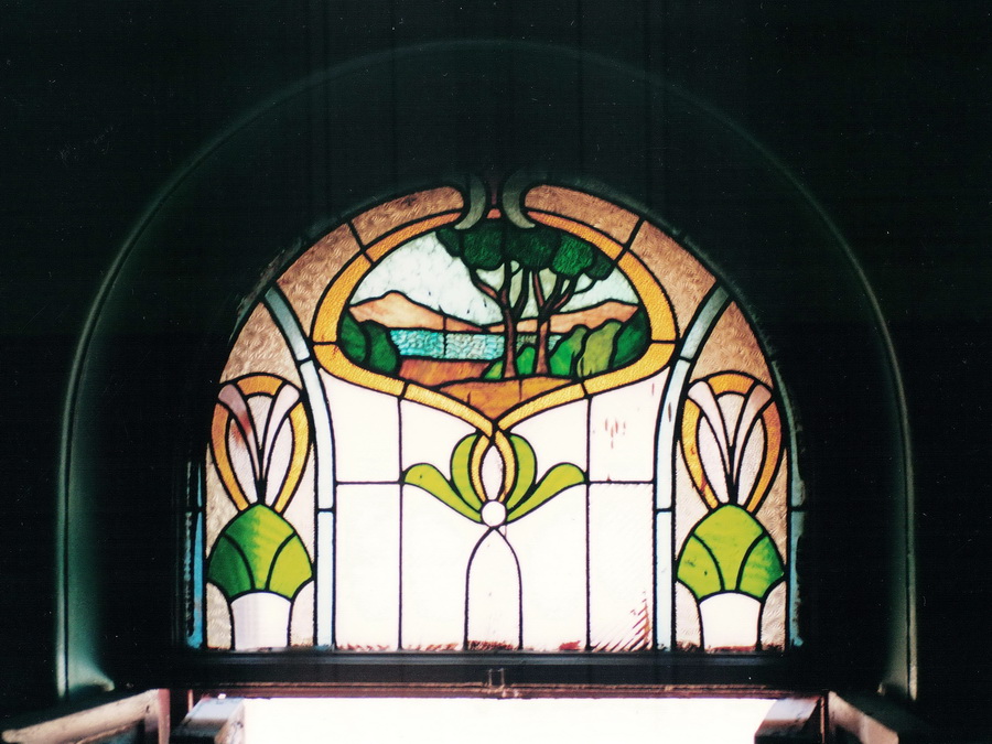 Витраж в окне дома на Тележной ул., 13, С.-Петербург. Фото Екатерины Васильевой, 2001 г.