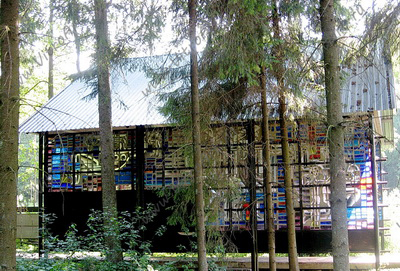 “Дом» с советскими витражами в парке Грутас.