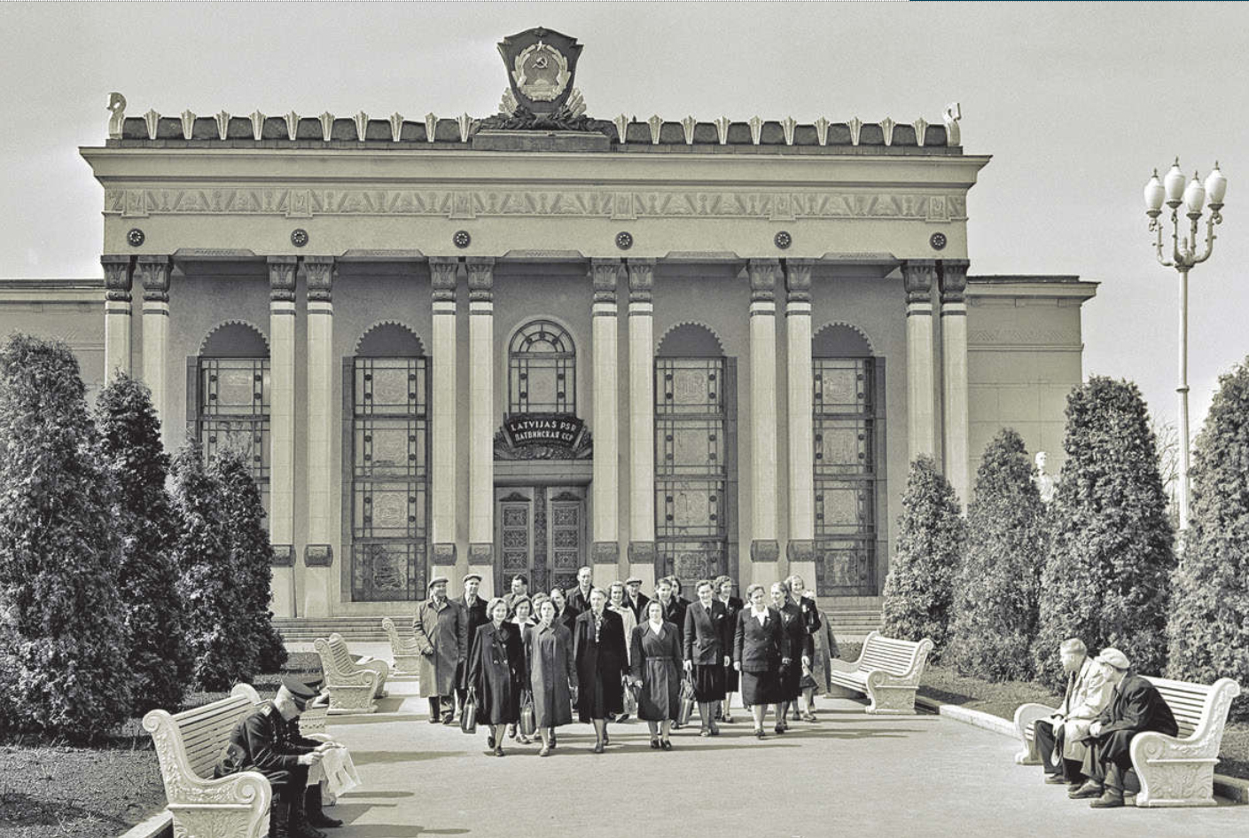 Гости Выставки перед павильоном Латвийской ССР, 1954 год