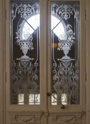 Узорчатая филенка на дверях особняка Чернова