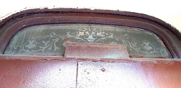 Травленое стекло над дверью входа по адресу: Малый пр. ВО, д. 31. Петербург. Фото Г. Щеклеиной, 2019