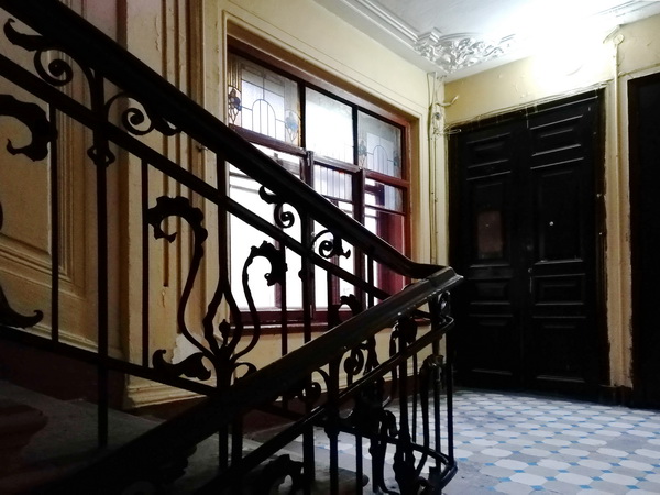 Лестница в доме на Большом пр. Петроградской стороны, Петербург. Фото Т.Княжицкой, 2019