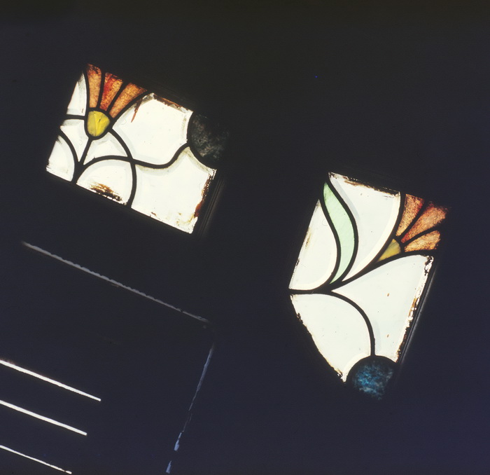 Витражи над входной дверью петербургского дома на Лахтинской ул., 20. Фото А. Филиппова, 1990-е