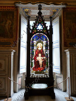 Витраж «Мадонна с младенцем», Ватикан