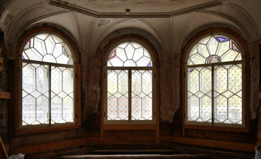Три окна на 1 этаже в западной части дачи В. Ф. Громова. Фото С. В. Васильева, 2020