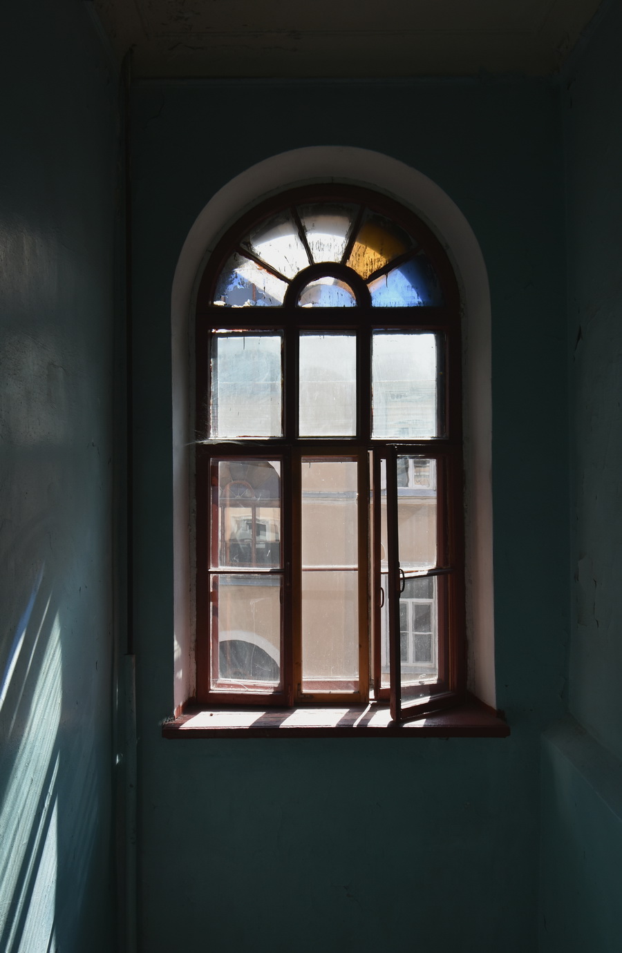 Окно на лестнице дома по адресу Большой пр. ПС, д. 4, Петербург. Фото С. В. Васильева, 2020