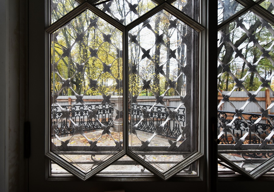 Бесцветные бемские стекла с гравировкой в окнах дачи Громова в С.-Петербурге. Фото С. В. Васильева, 2020