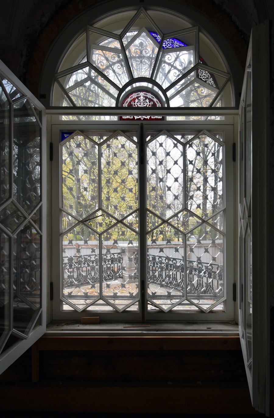 Правое окно в ризалите в особняке В. Ф. Громова. Вид изнутри. Фото С. В. Васильева, 2020