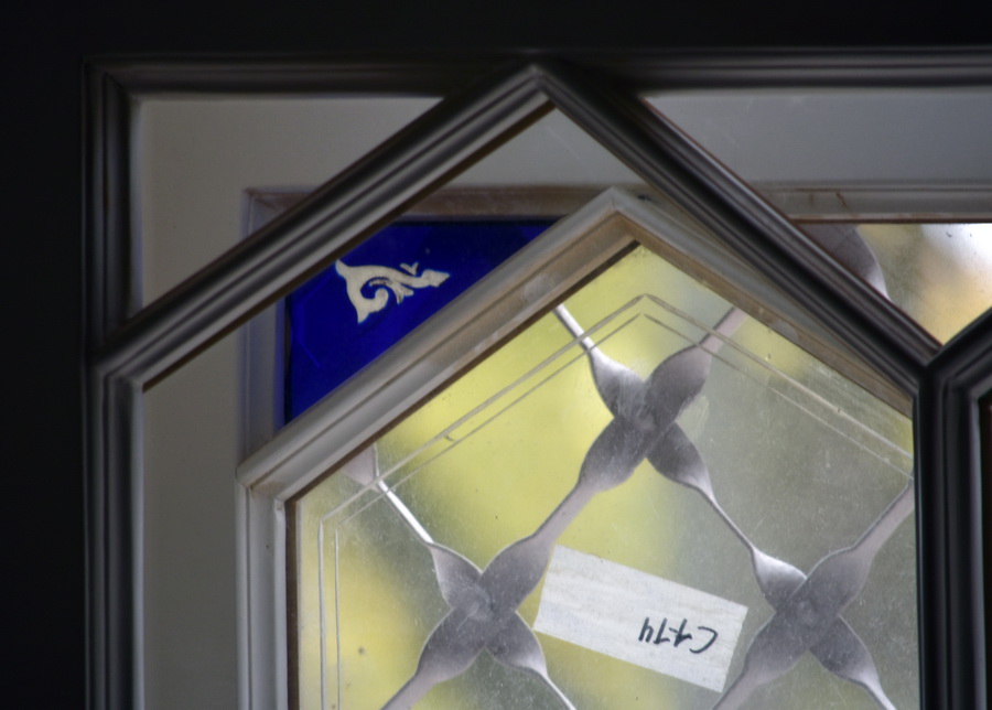 Синее стекло в треугольной секции створки рамы окна в особняке В. Ф. Громова в С.-Петербурге. Фото С. В. Васильева, 2020