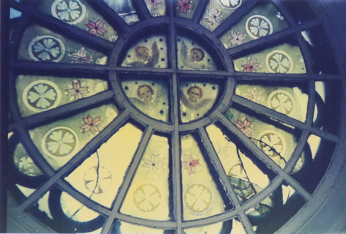 Окно-роза на хорах в соборе свв. петра и Павла в Гатчине. Утрачено. Фото Т. В. Княжицкой, 1994