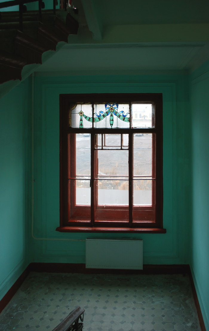 Витраж в окне лестницы доходного дома в Петербурге по адресу 12-я Красноармейская, 19. Фото 2020