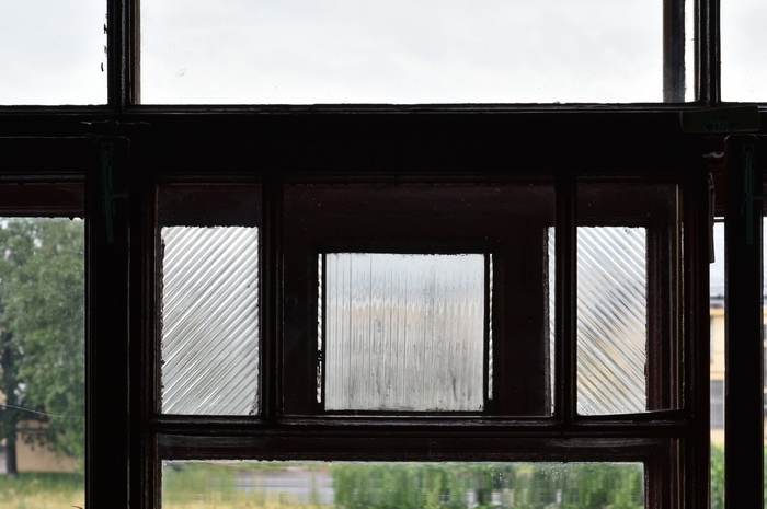 Декоративное остекление в окне лестницы доходного дома в Петербурге по адресу 12-я Красноармейская, 19. Фото 2020