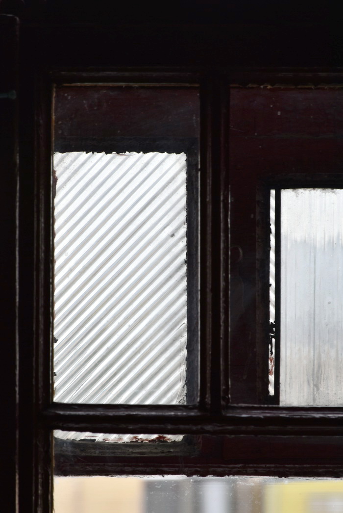 Декоративное остекление в окне лестницы доходного дома в Петербурге по адресу 12-я Красноармейская, 19. Фото 2020