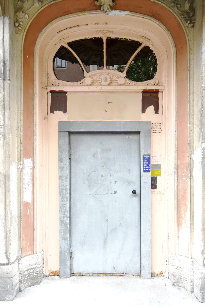 Дверь парадного входа в доходном доме по адресу 7-я Красноармейская, 7. Петербург. Фото - июль 2021
