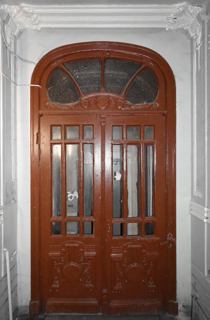 Дверь парадного входа с фацетным стеклом в доходном доме по адресу 7-я Красноармейская, 7. Петербург. Фото 2020