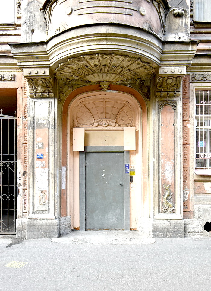 Дверь парадного входа с фацетным витражом в доходном доме по адресу 7-я Красноармейская, 7. Петербург. Фото 2020