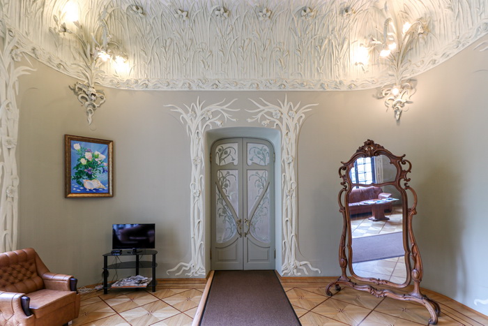 Двери с травлением в "Травяной гостиной" в особняке Гильзе фан дер Пальса на Английской наб., 8-10. Фото А. Раскопина, 2021